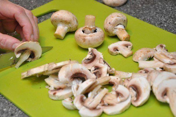 Рецепт Запеченные бутерброды с ветчиной и грибами шаг-1