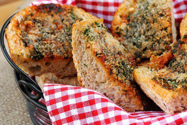 Рецепт Запеченные гренки с чесноком, паприкой и сыром Готовим Закуски Запеченные гренки с чесноком, паприкой и сыром