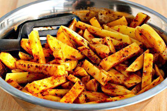 Рецепт Ароматный картофель фри в духовке шаг-3