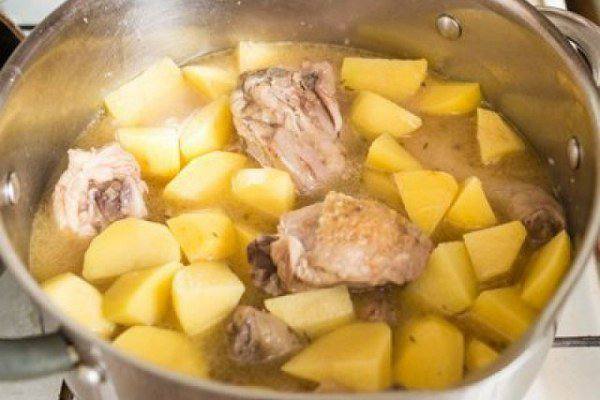 Рецепт Картофель с курицей в сметане  шаг-4