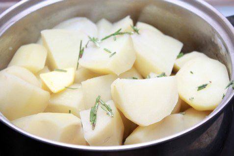 Рецепт Картофель с розмарином шаг-1