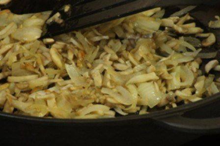 Рецепт Картофельные гнезда с грибами и сыром шаг-3