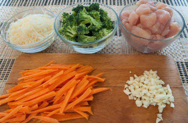Рецепт Паста с курицей, овощами в сливочном соусе шаг-1