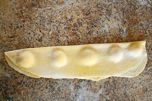 Рецепт Равиоли с сыром в чесночном соусе шаг-7