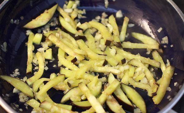 Рецепт Спагетти с баклажанами и помидорами  шаг-2