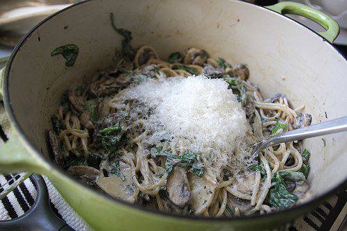 Рецепт Спагетти с грибами, спаржей и шпинатом шаг-7