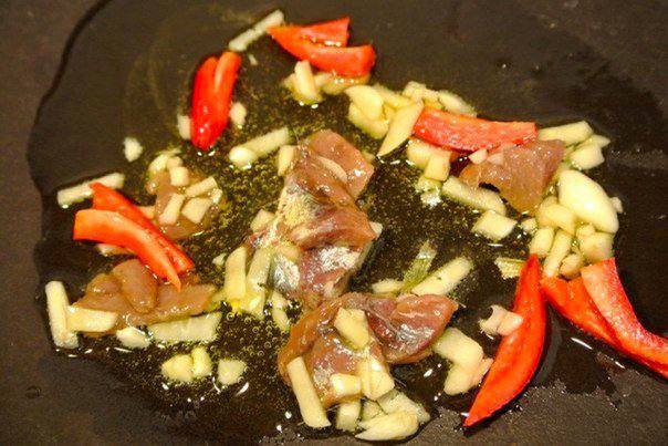 Рецепт Спагетти с соусом из маслин и помидоров шаг-3