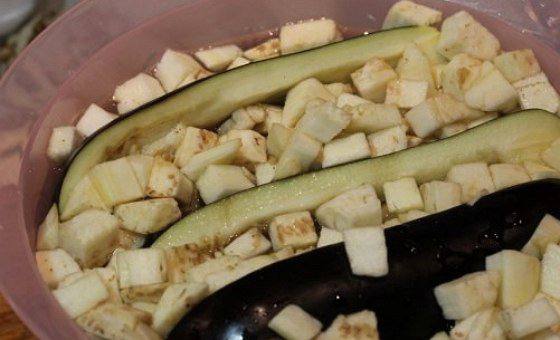 Рецепт Запеченные баклажаны со скумбрией и овощами шаг-3