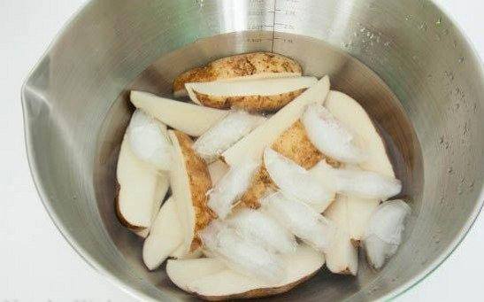 Рецепт Запеченные картофельные дольки  шаг-2