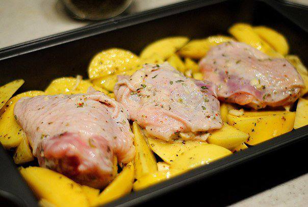 Рецепт Запеченный картофель с курицей, травами и чесноком шаг-5