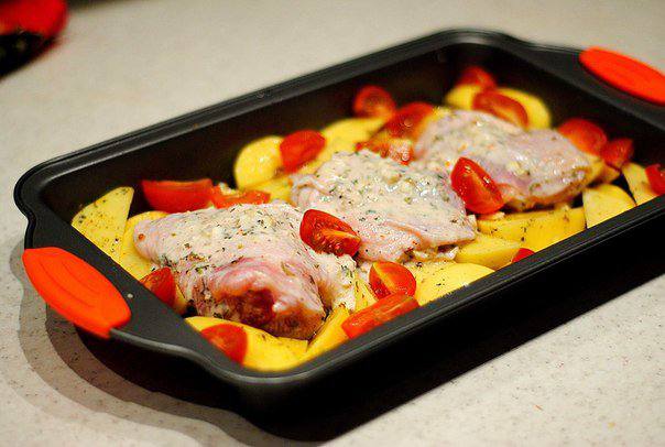 Рецепт Запеченный картофель с курицей, травами и чесноком шаг-6