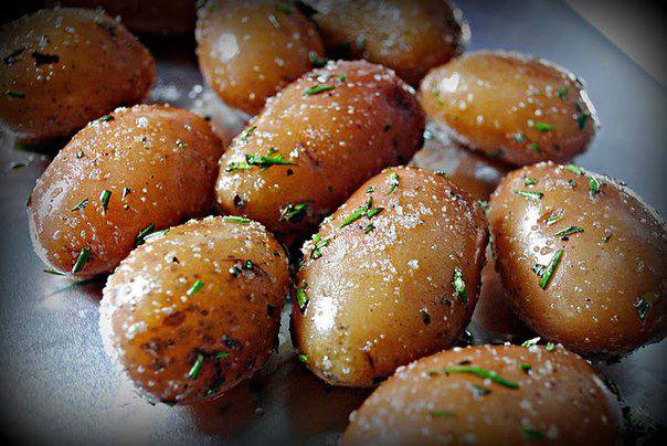 Рецепт Запеченный картофель с розмарином и чесноком шаг-8