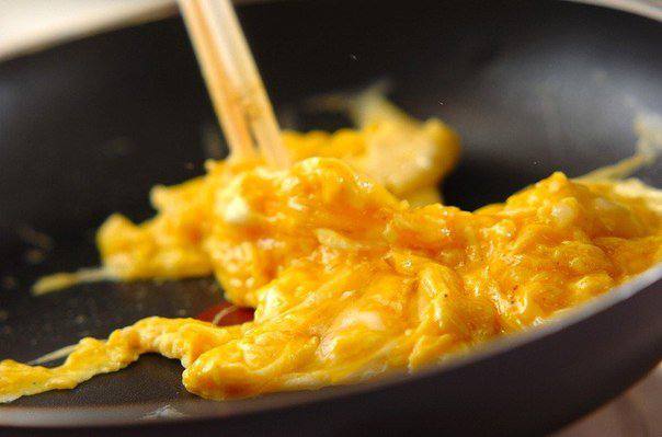 Рецепт Жареный картофель с тунцом и омлетом шаг-3