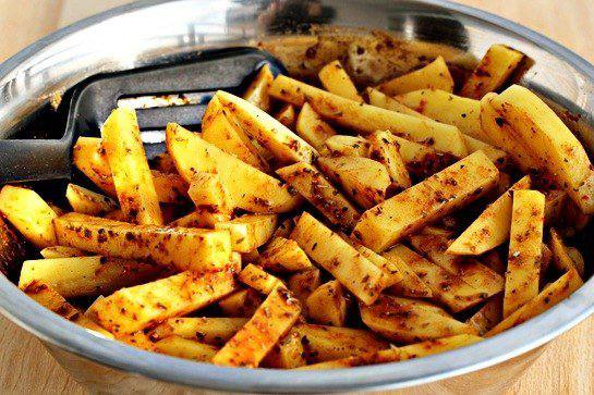 Рецепт Жаренный в духовке картофель со специями шаг-6