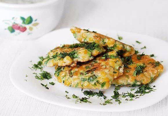 Рецепт Кукурузные оладьи с йогуртовым соусом Готовим Выпечка Кукурузные оладьи с йогуртовым соусом