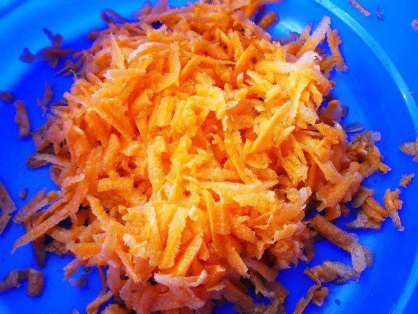 Рецепт Морковно-томатые оладьи шаг-1