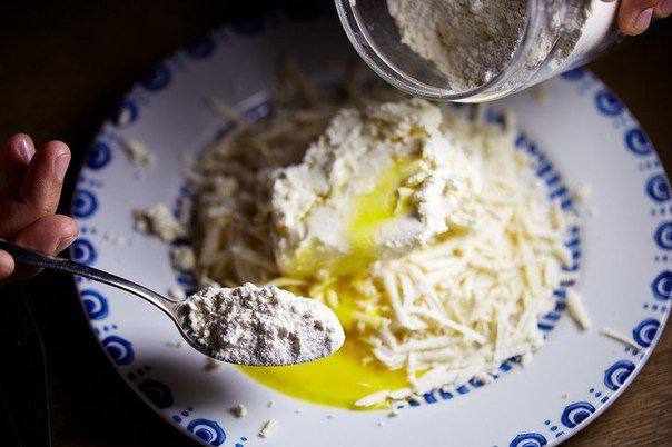 Рецепт Соленые сырники с аджикой  шаг-2