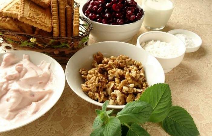 Рецепт Десерт из вишни с печеньем и орехами шаг-1
