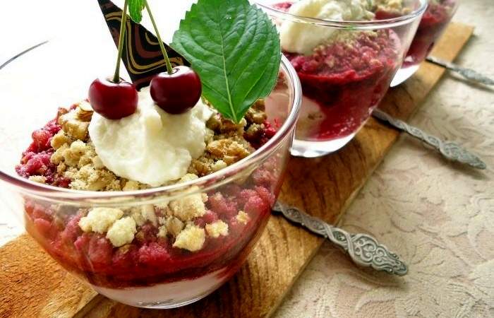 Рецепт Десерт из вишни с печеньем и орехами шаг-6