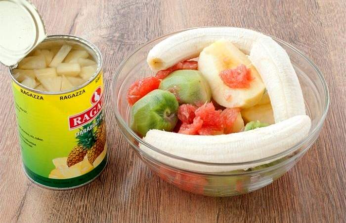 Рецепт Фруктовый салат с консервированными ананасами  шаг-2