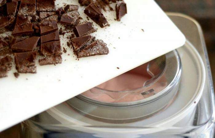 Рецепт Клубничное мороженое с шоколадным печеньем шаг-11
