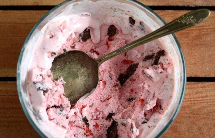 Рецепт Клубничное мороженое с шоколадным печеньем шаг-12