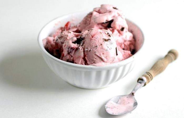 Рецепт Клубничное мороженое с шоколадным печеньем шаг-13
