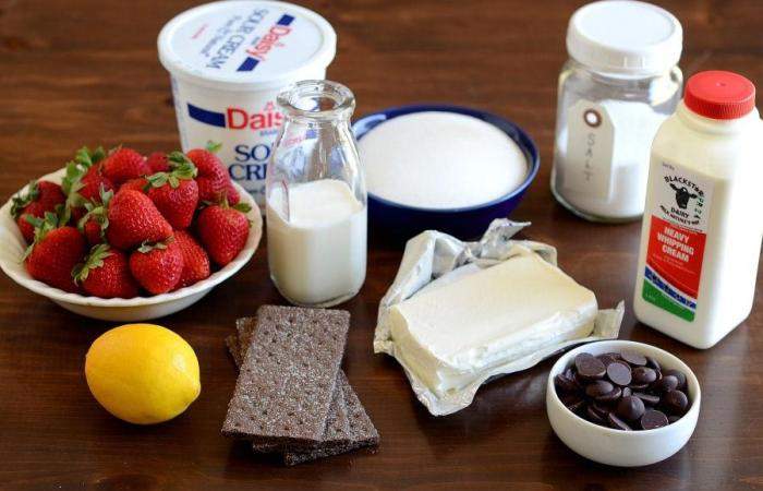 Рецепт Клубничное мороженое с шоколадным печеньем шаг-1