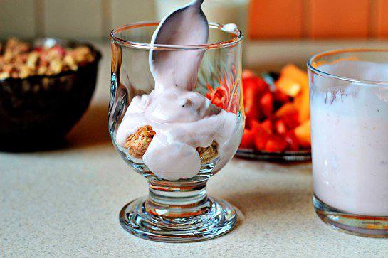 Рецепт Фруктовый десерт с йогуртом и мюсли шаг-5