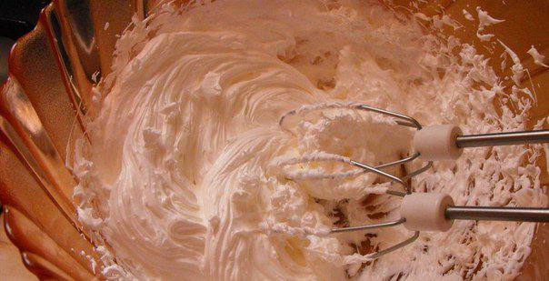 Рецепт Меренги с шоколадом и ягодным соусом шаг-3