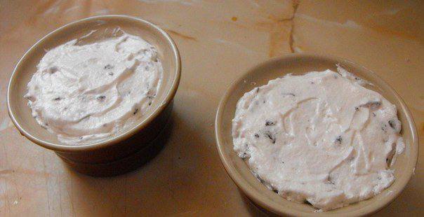 Рецепт Меренги с шоколадом и ягодным соусом шаг-5