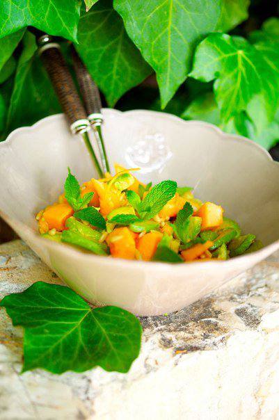 Рецепт Салат из авокадо, апельсина и дыни шаг-1