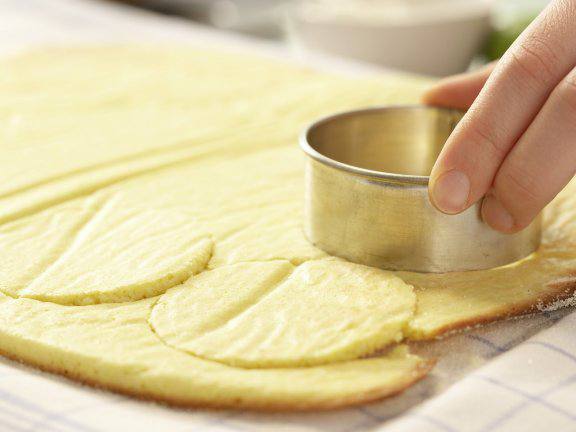 Рецепт Бисквитные пирожные со сливочным кремом шаг-5