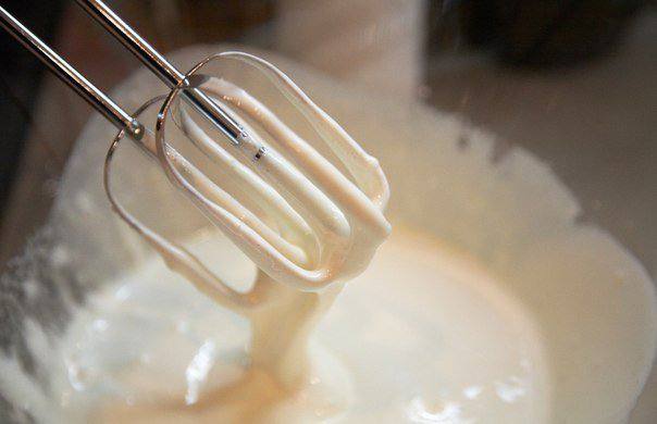 Рецепт Бисквитный торт с крем и арахисом шаг-1