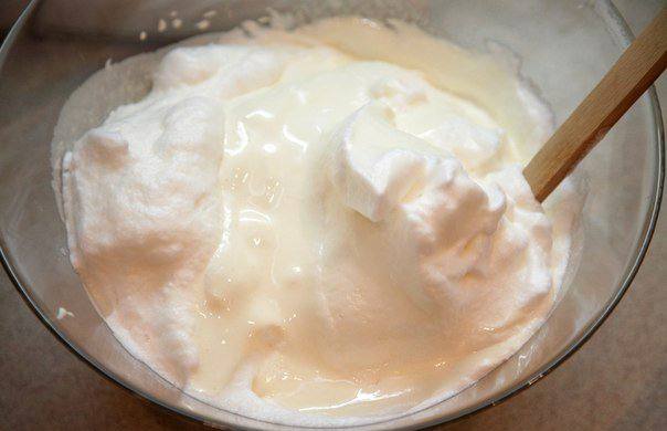 Рецепт Бисквитный торт с крем и арахисом шаг-3