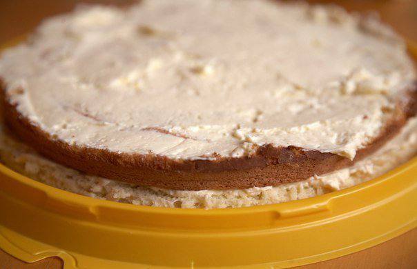 Рецепт Бисквитный торт с крем и арахисом шаг-7