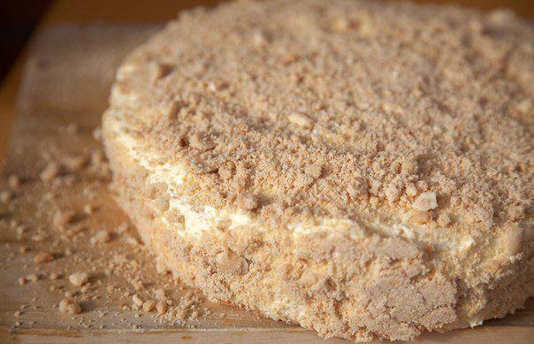Рецепт Бисквитный торт с крем и арахисом шаг-8