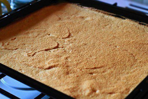 Рецепт Бисквитное пирожное с кремом и фруктами  шаг-4
