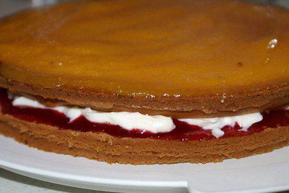 Рецепт Малиново-персиковый бисквитный торт шаг-6