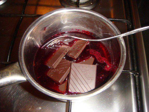 Рецепт Пирожное с шоколадно-ягодным соусом шаг-5