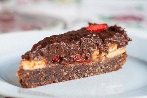 Рецепт Шоколадный торт с бананами и клубникой Готовим Десерты Шоколадный торт с бананами и клубникой