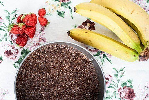 Рецепт Шоколадный торт с бананами и клубникой шаг-1