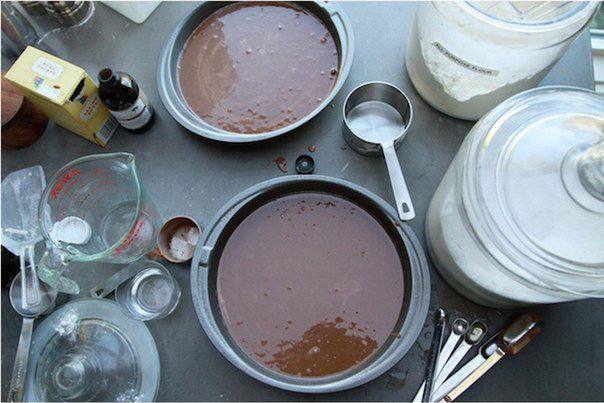 Рецепт Шоколадный торт с клубникой и сливками шаг-1