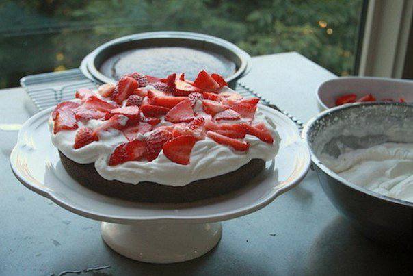 Рецепт Шоколадный торт с клубникой и сливками  шаг-4