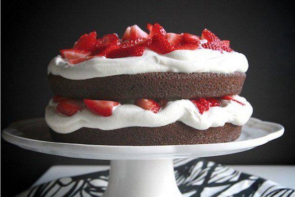 Рецепт Шоколадный торт с клубникой и сливками шаг-5