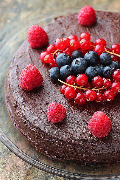 Рецепт Шоколадный торт с ягодами по-домашнему шаг-3