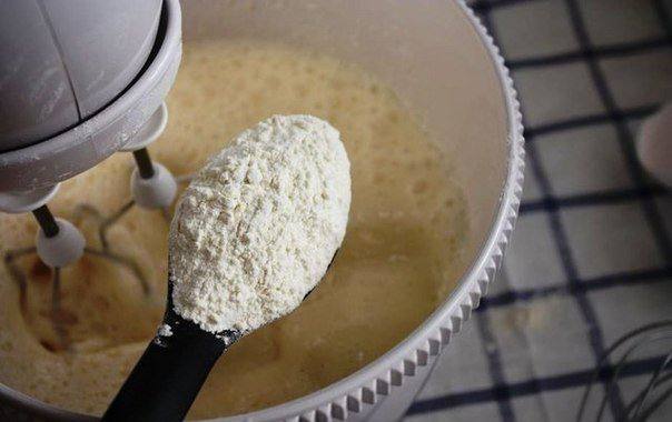 Рецепт Вафельный торт с ванильным кремом шаг-3