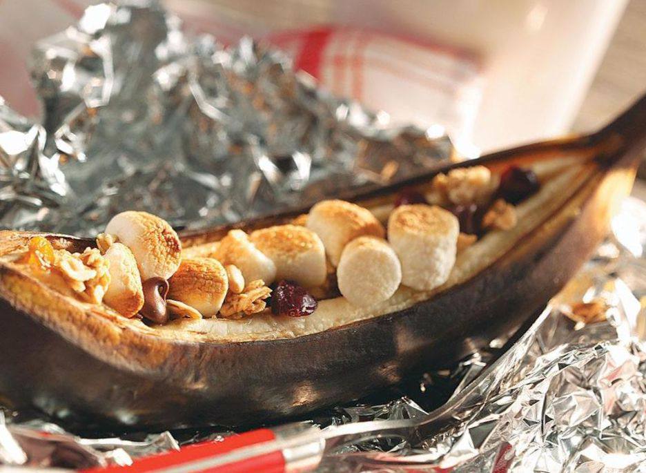 Рецепт Банановая лодочка с шоколадом и орехами Готовим Десерты Банановая лодочка с шоколадом и орехами