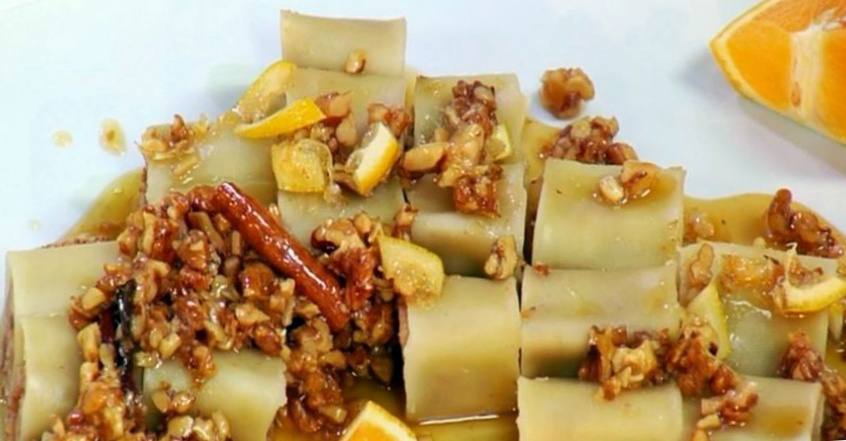 Рецепт Десерт из каннеллони с яичной смесью, орехами и медовым соусом шаг-5