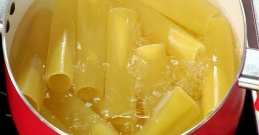 Рецепт Десерт из каннеллони с яичной смесью, орехами и медовым соусом шаг-1